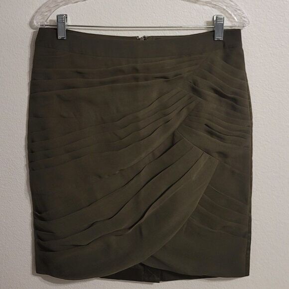 NWT Banana Republic Olive Pleated Skirt Sz 10 - Picture 1 of 3